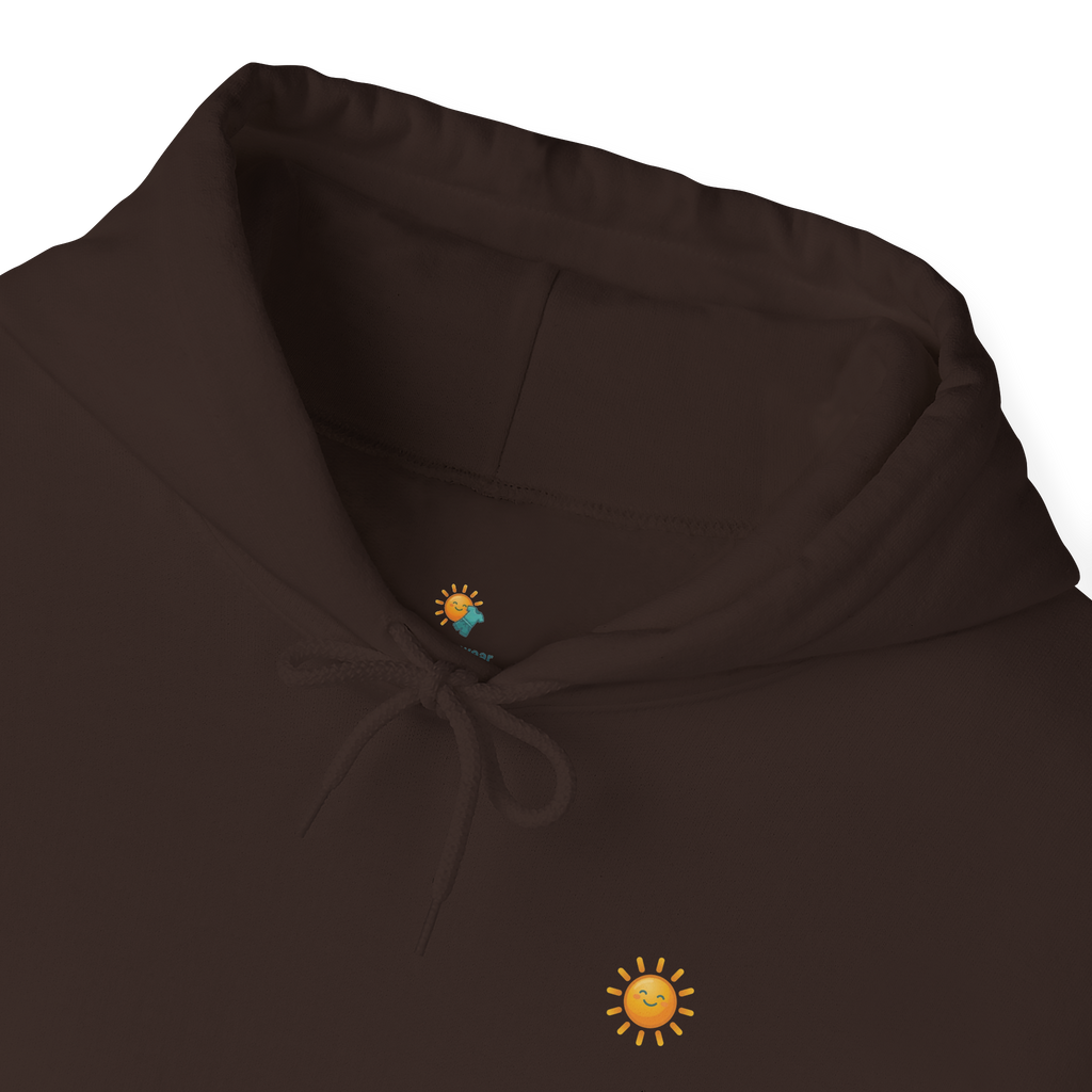 Sunshine-Hoodie Dark Chocolate – Nahaufnahme Brust-Stickerei