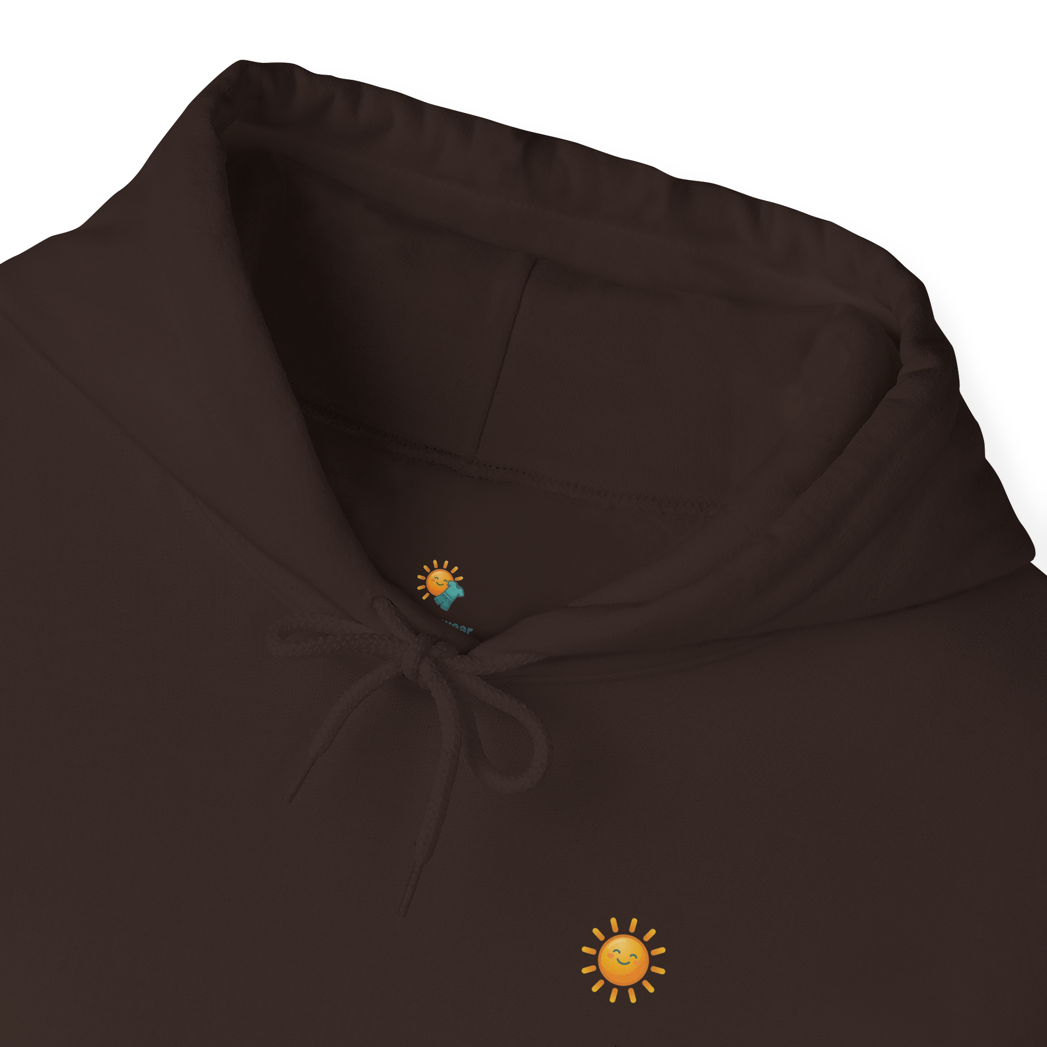 Sunshine-Hoodie Dark Chocolate – Nahaufnahme Brust-Stickerei
