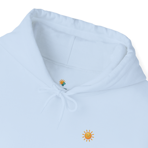 Sunshine-Hoodie Hellblau – Nahaufnahme Brust-Stickerei