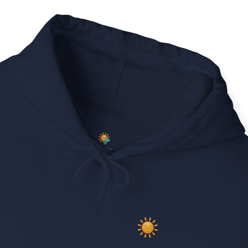 Sunshine-Hoodie Navy – Nahaufnahme Brust-Stickerei