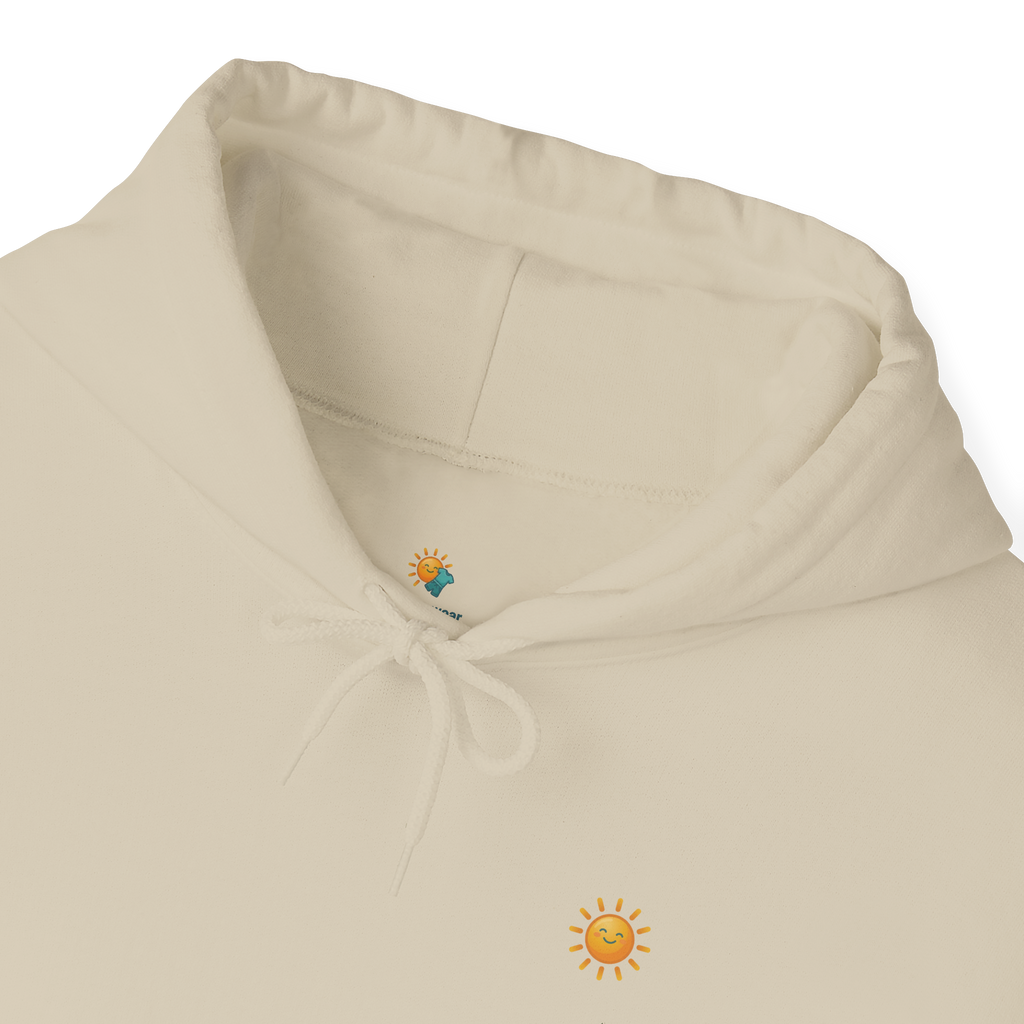 Sunshine-Hoodie Sand – Nahaufnahme Brust-Stickerei